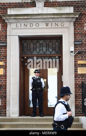 Polizisten außerhalb des Lindo Flügel der St Mary's Hospital, Paddington, London, wo die Herzogin von Cambridge ins Krankenhaus in den frühen Phasen der Arbeit zugelassen worden ist. Stockfoto