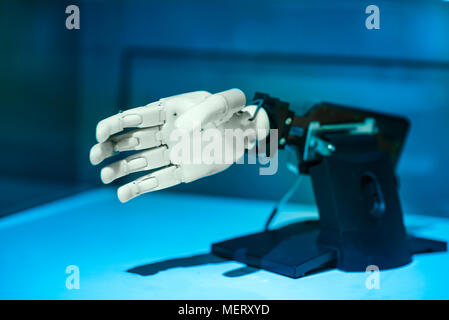 Hand von metallischen cy-ber oder Roboter von mechanischen Ratschen Schrauben und Muttern. Stockfoto