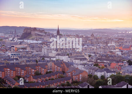 Stadtbild mit Edinburgh Edinburgh Castle im Hintergrund bei Sonnenuntergang wie aus dem Edie Arthurs Seat Hill, Schottland gesehen, Großbritannien Stockfoto