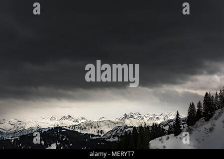 Allgäuer Hauptkamm im Winter mit dunklen Wolken, Balderschwang, Oberallgäu, Bayern, Deutschland Stockfoto