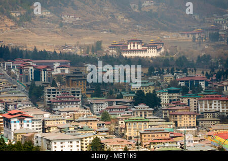 Blick über die Stadt, aus dem Süden, Thimpu, Bhutan. Tashichho Dzong in der Entfernung Stockfoto