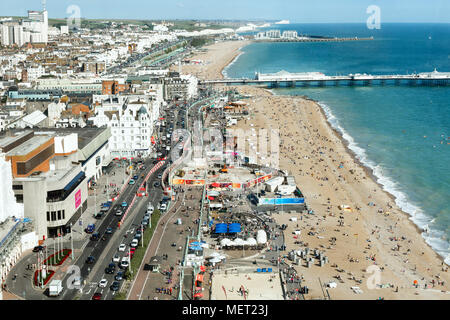 Brighton, Großbritannien - 1 August 2017: Touristen die herrliche Aussicht auf den Kanal und die Stadt bewundern, die British Airways ich 360 Beobachtung towe Stockfoto