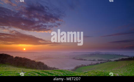 Frühjahr Sonnenuntergang über Osten Meon Valley aus der Nähe von Butser Hill, South Downs, Hampshire, Großbritannien Stockfoto