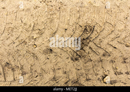 Schmierspuren auf einem nassen schlammigen Straße, abstrakten Hintergrund Stockfoto