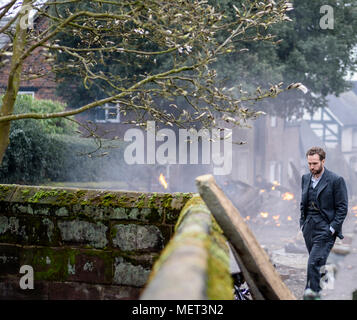 Great Budworth, UK. 11. April 2018. Schauspieler Rafe Spall wartet zwischen übernimmt in der neuen BBC-Drama "Krieg der Welten" von HG Wells, in den gefilmten eingestellt Stockfoto