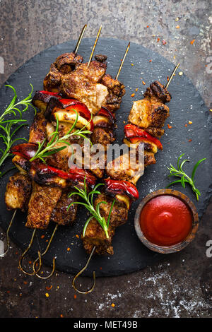 Gegrillte Fleischspieße, Shish Kebab mit Zwiebel und Paprika Stockfoto