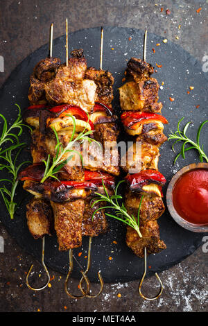Gegrillte Fleischspieße, Shish Kebab mit Zwiebel und Paprika Stockfoto