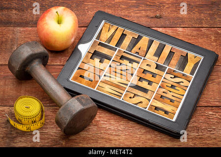 Ernährung, Schlaf, Bewegung und Denkweise - Vitalität Konzept - Wort in Vintage buchdruck Holz Art Abstract auf einer digitalen Tablette mit einer Hantel, Apple und t Stockfoto
