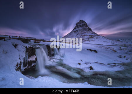 Kirkjufell und Kirkjufellfoss geschneit in einem kalten Winter Stockfoto