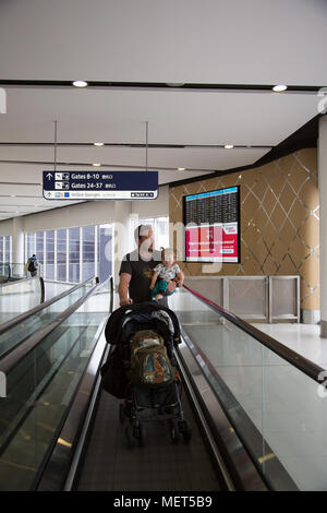 Vati Reisen mit Kindern am Flughafen Stockfoto