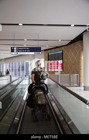 Vati Reisen mit Kindern am Flughafen Stockfoto