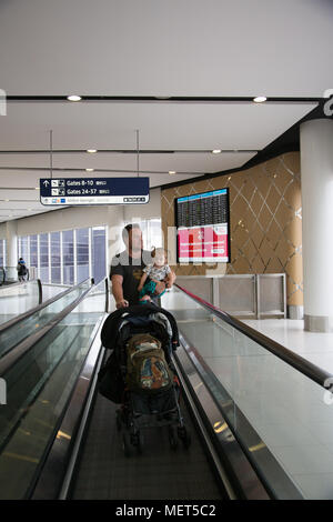 Vati Reisen mit Kindern am Flughafen Stockfoto