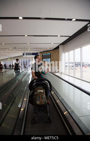 Vati Reisen mit Kindern am Flughafen Stockfoto