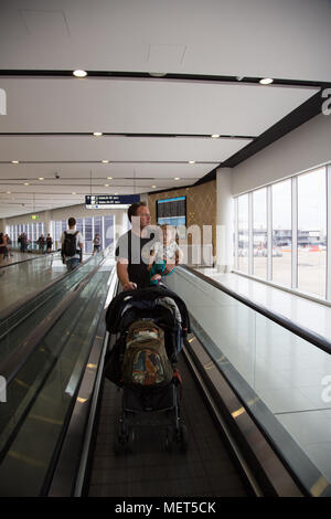 Vati Reisen mit Kindern am Flughafen Stockfoto