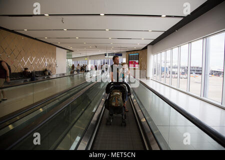 Vati Reisen mit Kindern am Flughafen Stockfoto