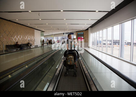 Vati Reisen mit Kindern am Flughafen Stockfoto