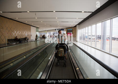 Vati Reisen mit Kindern am Flughafen Stockfoto