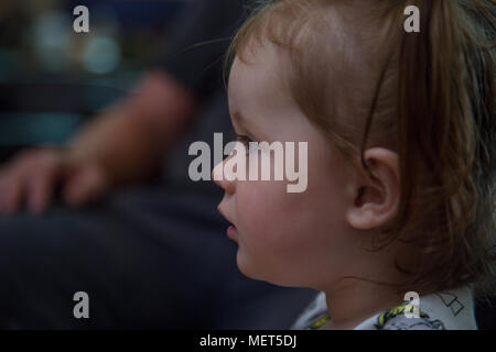 Kind starrt in den Weltraum Stockfoto