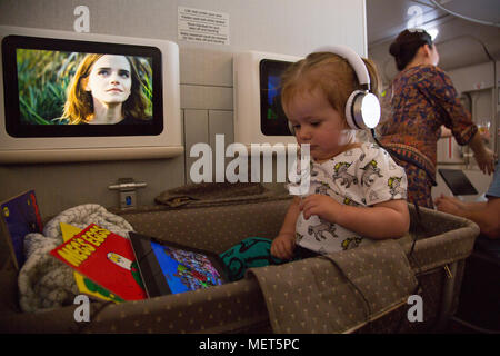 1 Jahr alt sich Zeichentrickfilme auf dem iPad auf Langstreckenflügen Stockfoto