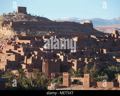 Kasbah Ait Ben Haddou oder Benhaddou befestigte Stadt und Grün exotischen Palmen bei Oasis auf afrikanischen Atlasgebirge Reihe Landschaften in Marokko und clea Stockfoto