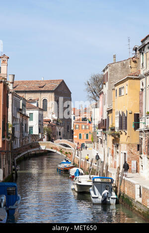 Blick entlang des Rio Santa Catarina zu Scuola Grande della Misericordia, Cannaregio, Venedig, Venetien, Italien Stockfoto