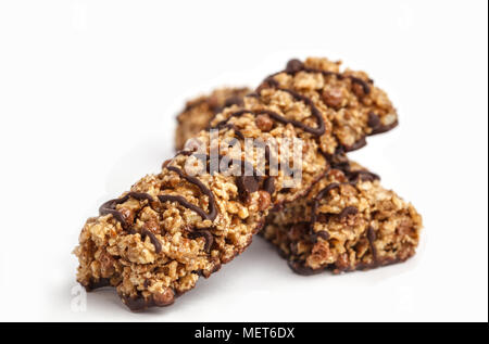 Schokolade Granola Bars auf weißem Hintergrund. Gesunde süße Nachspeise Snack. Müsli Müsliriegel mit Nüssen und Schokolade Stockfoto