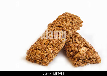 Granola Bars auf weißem Hintergrund. Gesunde süße Nachspeise Snack. Müsli Müsliriegel mit Nüssen und Beeren Stockfoto