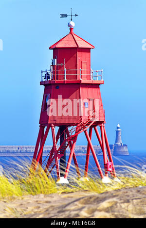 South Shields Tyne Herde Sands Groyne rot Leuchtturm und North Pier Leuchtturm Tynemouth Stockfoto