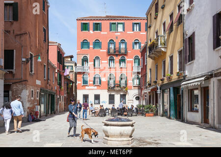 Touristen entspannen im Freien ein Restaurant, Campo de Santa Giustina detto de Barbara, Castello, Venice, Italien mit einer Frau zu Fuß ihre Boxer Hund und eine Poz Stockfoto