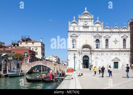 Scuola di San Marco Grende, Campo Santi Giovanni e Paolo, Castello, Venedig, Venetien, Italien mit Gondeln vor Ponte Cavallo. Jetzt ein Civic hospita Stockfoto