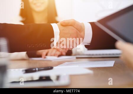 Nahaufnahme von Geschäftsleuten Händeschütteln zu treffen oder Verhandlungen im Büro. Partner sind zufrieden, weil die Vertragsunterzeichnung Stockfoto