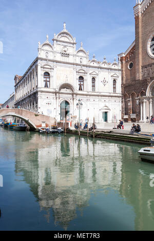 Scuola Grande di San Marco, Campo dei Santi Giovanni e Paolo, Castello, Venedig, Venetien, Italien mit Reflexion in den Kanal. Es ist jetzt ein Civic Hospital Stockfoto