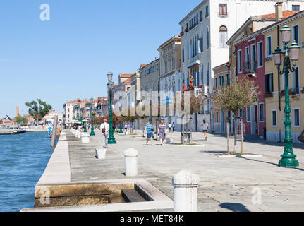 Der Zattere, Dorsoduro Venedig, Venetien, Italien im Sommer mit Menschen zu Fuß entlang der Promenade am Wasser Stockfoto