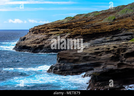 Felsige Klippen entlang der östlichen Küste von Oahu Stockfoto