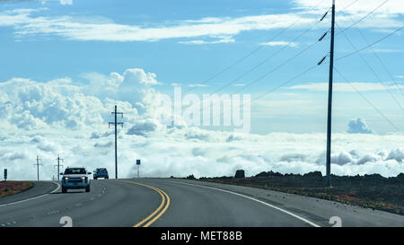 Fahrt über den Wolken auf dem Sattel Road, Hawaii Route 200, die Daniel K. Inouye Highway Stockfoto