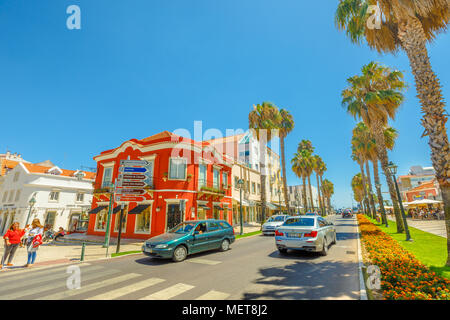 Cascais, Portugal - August 6, 2017: Street View des Baums - Boulevard zum Fischerhafen, die Küste und die Strände der beliebten Ferienort Cascais gesäumt. Malerische Stadt Lissabon Küste im Sommer Stockfoto