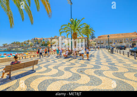 Cascais, Portugal - August 6, 2017: Promenade am Strand von Ribeira Passeio Dom Luis I Straße. Cascais ist beliebt Sommer Urlaub in Lissabon Küste, Portugal. Personen, die Sommerferien. Stockfoto