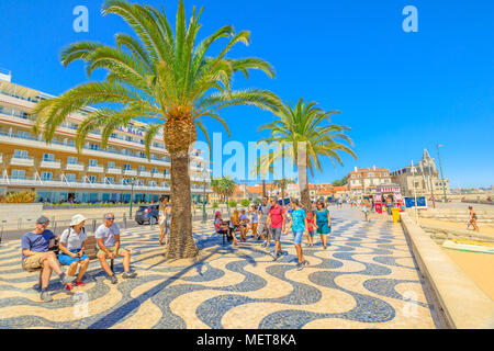 Cascais, Portugal - August 6, 2017: Promenade am Strand von Ribeira Passeio Dom Luis I. Cascais ist ein beliebter Sommer Urlaub in Lissabon Küste. Menschen entspannend auf Bänken in der Fischereihafen auf der Suche Stockfoto