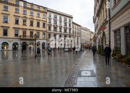 Hauptplatz an einem regnerischen Tag - Krakau, Polen Stockfoto