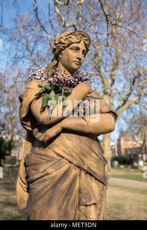 Statue von Euterpe, St George's Gardens, Bloomsbury, London, UK Stockfoto