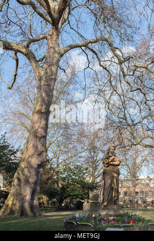 Statue von Euterpe, St George's Gardens, Bloomsbury, London, UK Stockfoto