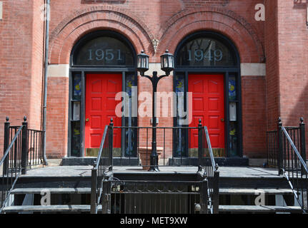 Ein Paar rote Türen zu einem vintage Apartment Gebäude in Chicago's Lincoln Park Nachbarschaft. Stockfoto