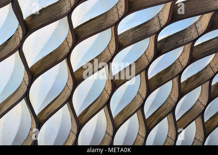 Einfügung von der Wabe Holzbau der Völker Gas Pavillon an der Lincoln Park Zoo South Teich Natur Promenade in Chicago. Stockfoto