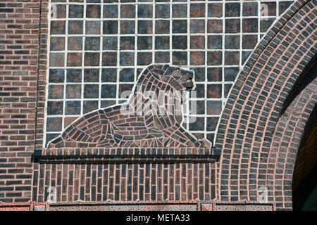 Kunstvolles Mauerwerk in das Profil eines Löwen auf dem historischen 1912 Kovler Lion House am Lincoln Park Zoo in Chicago. Stockfoto