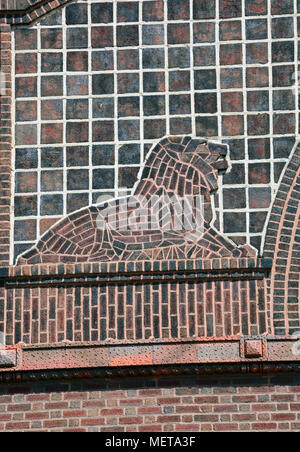 Kunstvolles Mauerwerk in das Profil eines Löwen auf dem historischen 1912 Kovler Lion House am Lincoln Park Zoo in Chicago. Stockfoto