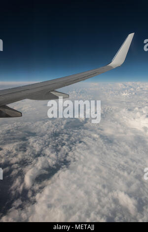 Jetliner Flügel über Wolken Stockfoto