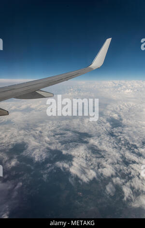 Jetliner Flügel über Wolken Stockfoto