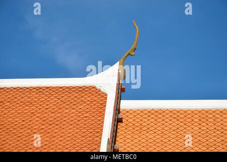Thai Tempel Dach mit klaren blauen Himmel Stockfoto