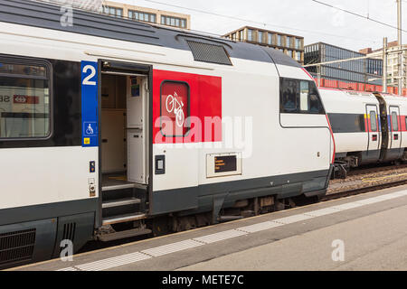 Zürich, Schweiz - 3. März, 2017: Personenverkehr der SBB auf Plattformen der Hauptbahnhof Zürich stehen. Bundesamt für Ra Stockfoto