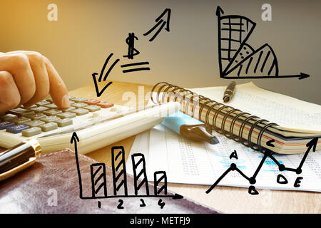 Business Accounting. Unternehmer Berechnung von Kennzahlen. Diagramme und Grafiken. Stockfoto